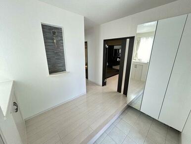 玄関収納も大容量！靴が多い家庭でも安心です。アクセントクロスが目を引くニッチには何を飾りますか？