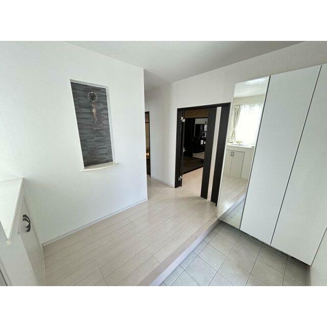 玄関収納も大容量！靴が多い家庭でも安心です。アクセントクロスが目を引くニッチには何を飾りますか？