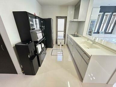 キッチンエリアは2人が並んで入っても余裕の広さ。床下収納のは驚きの機能性♪