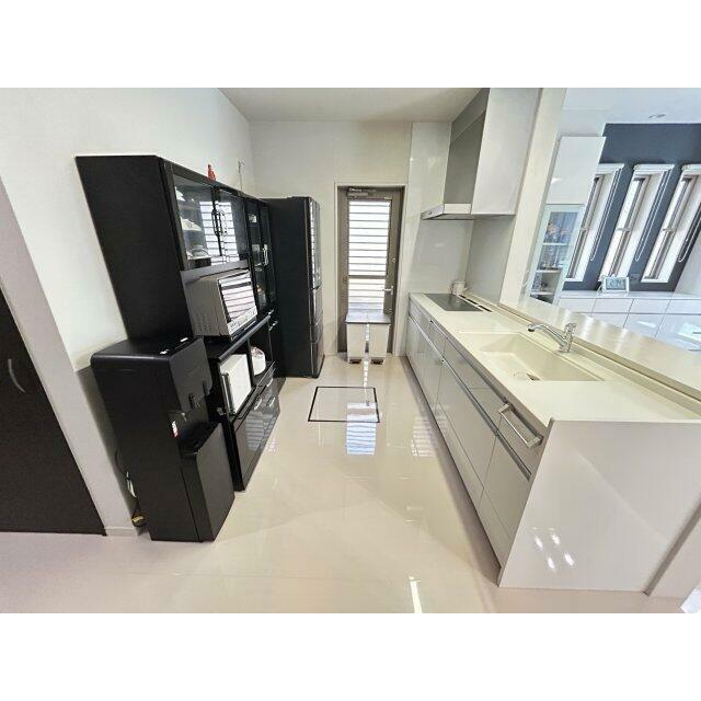 キッチンエリアは2人が並んで入っても余裕の広さ。床下収納のは驚きの機能性♪