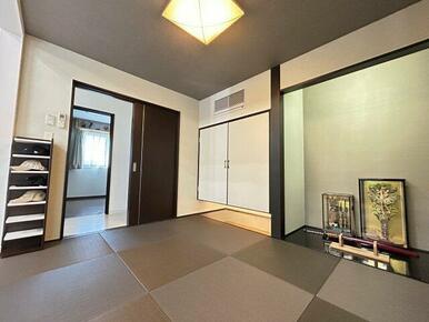 シックな和室は床の間と収納付きで実用的。収納下の空間が奥行きの広がりを演出しています♪