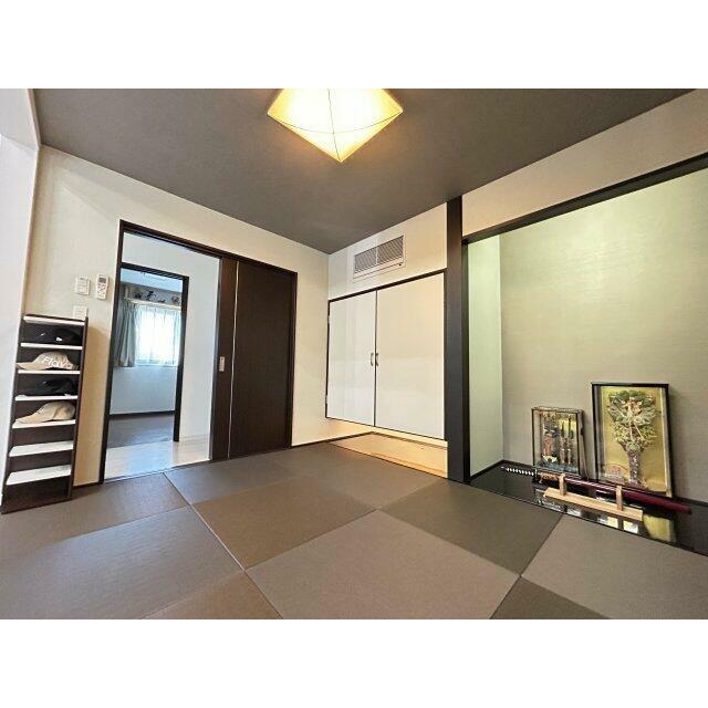 シックな和室は床の間と収納付きで実用的。収納下の空間が奥行きの広がりを演出しています♪