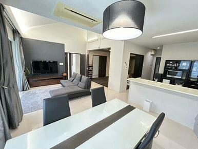 明るいダイニングスペースは好みのテーブルを自由に配置できる余裕あり♪