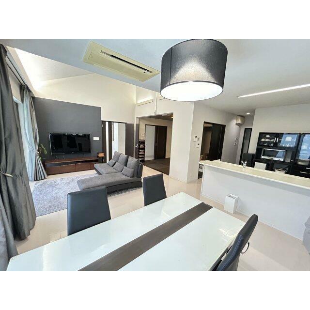 明るいダイニングスペースは好みのテーブルを自由に配置できる余裕あり♪