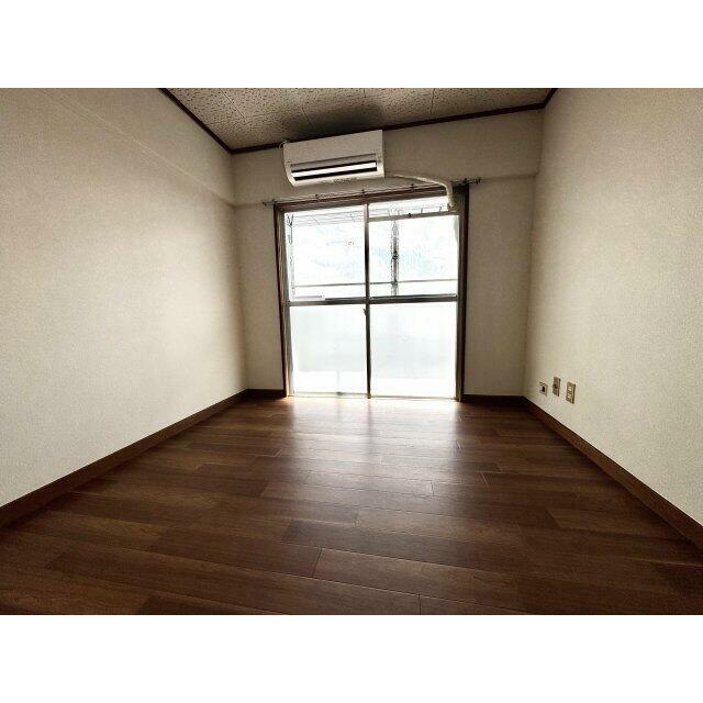 明るい洋室です