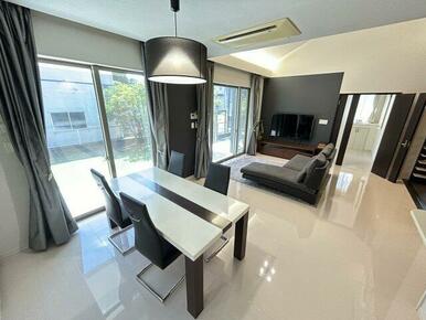 大きな窓から陽光が注ぐ心地よい寛ぎのリビングダイニング。