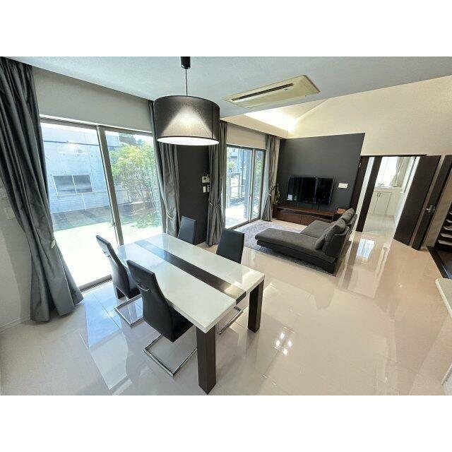 大きな窓から陽光が注ぐ心地よい寛ぎのリビングダイニング。