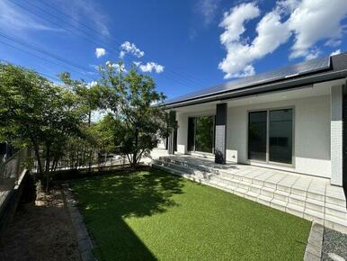 青空に映え優雅さを感じる美邸。手入れが行き届いたお庭とテラスで”彩”ある日常を。