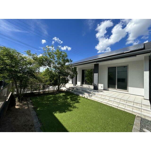 青空に映え優雅さを感じる美邸。手入れが行き届いたお庭とテラスで”彩”ある日常を。