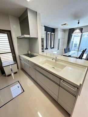 人造大理石のキッチントップ。食洗器や水切りラックを置けるスペースあり。キレイに維持されています♪