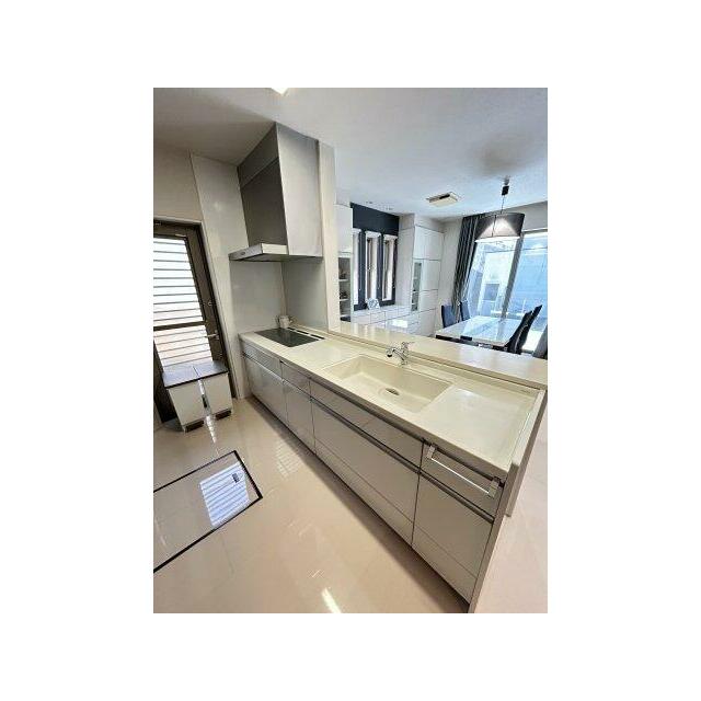 人造大理石のキッチントップ。食洗器や水切りラックを置けるスペースあり。キレイに維持されています♪