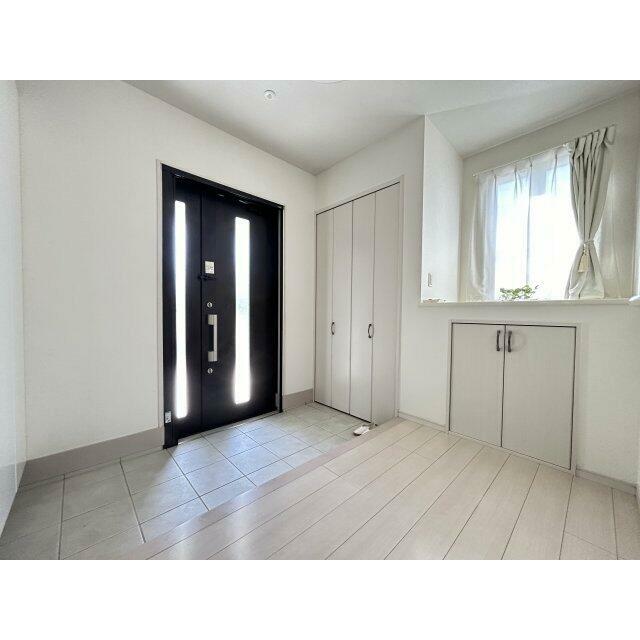 光差す広々玄関ホールが毎日の帰宅を楽しみに変えてくれます♪