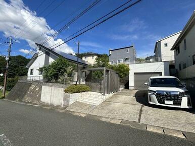 ２区画の土地を余すことなくお洒落に、機能的に。土間に2台、ガレージに1台駐車可能。