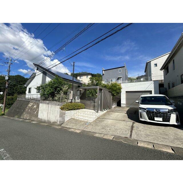 ２区画の土地を余すことなくお洒落に、機能的に。土間に2台、ガレージに1台駐車可能。