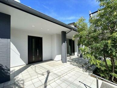 スタイリッシュで飽きのこない玄関ポーチ。軒が広く、自転車を置いたり、雨天時の身支度にも使い勝手◎