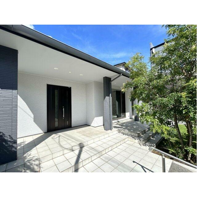 スタイリッシュで飽きのこない玄関ポーチ。軒が広く、自転車を置いたり、雨天時の身支度にも使い勝手◎