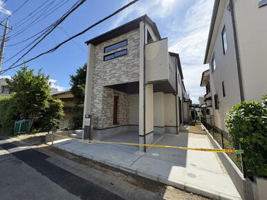 【外観写真】落ち着いた印象の外観デザインを採用。ワイドバルコニーや全居室収納付き「3LDK＋カースペース