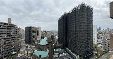 とても広いバルコニーから見える景色。高層階から見える景色は居住者を癒してくれます♪