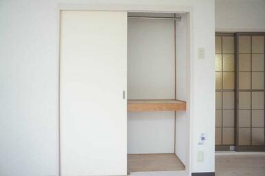 【洋室】収納スペースでございます。ハンガーパイプがついております。お洋服をキレイに掛けられます♪