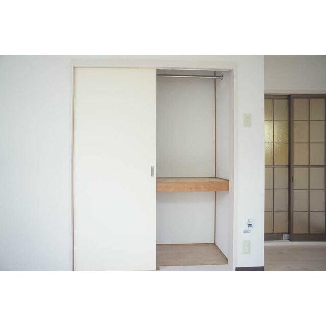【洋室】収納スペースでございます。ハンガーパイプがついております。お洋服をキレイに掛けられます♪