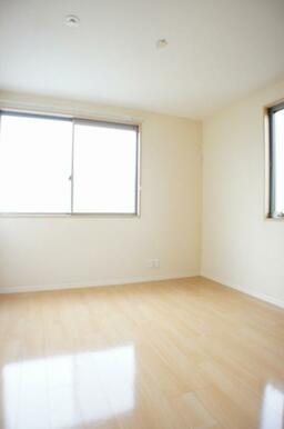 北側洋室も二面採光のお部屋になっております！！光を取り込みやすいお部屋です！！