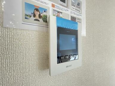 訪問者がひと目でわかるモニター付きインターホンを標準装備。お子さまのお留守番にも安心です！