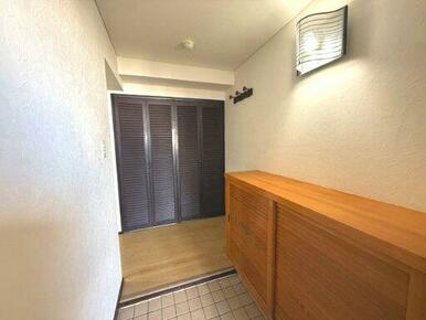 玄関入ってすぐ収納がありアウトドア用品などの収納にもオススメ