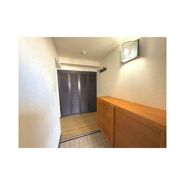 玄関入ってすぐ収納がありアウトドア用品などの収納にもオススメ