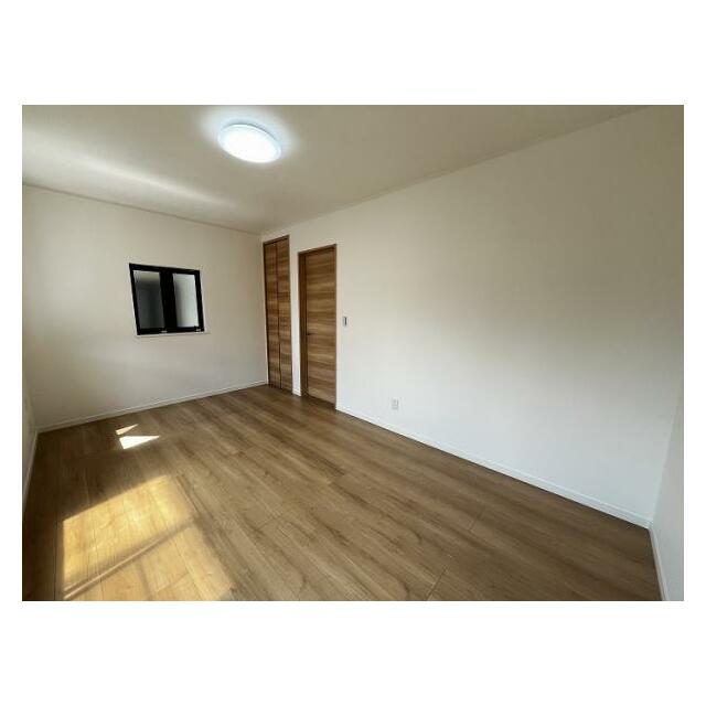 「洋室」2階洋室約7.5帖、二面採光