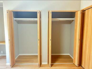 「1F洋室」広々収納できるクローゼットがございます。