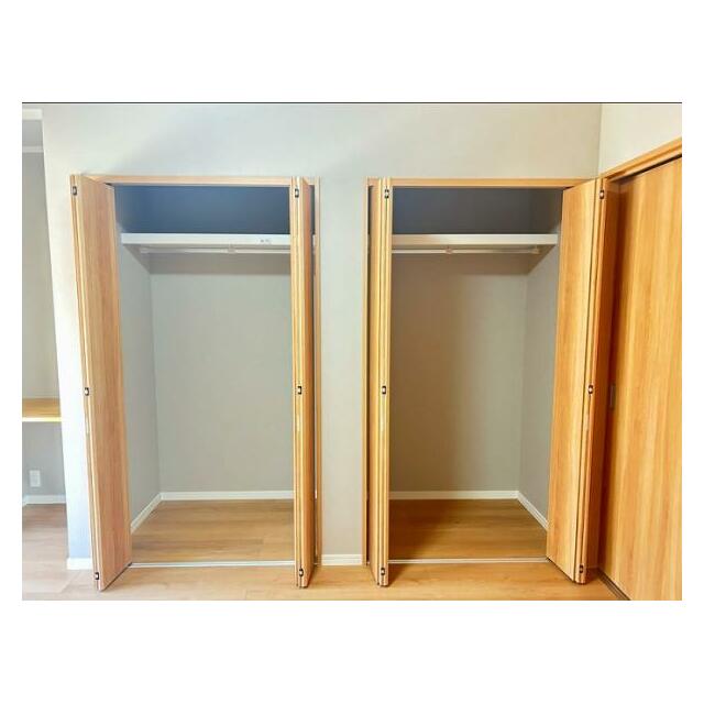 「1F洋室」広々収納できるクローゼットがございます。