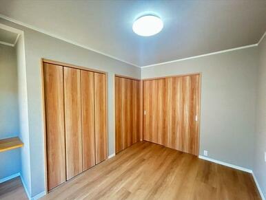 「1F南側洋室」約6帖のお部屋です。