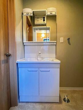 「脱衣所」洗面台は新品交換を行なっております。