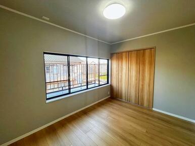 「2F南側洋室」別角度からのお写真です。