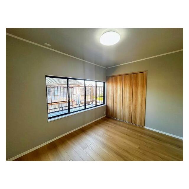 「2F南側洋室」別角度からのお写真です。