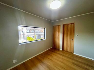 「2F南側洋室」約6帖のお部屋です。