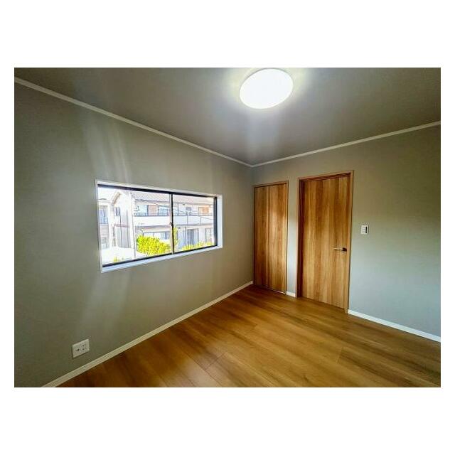 「2F南側洋室」約6帖のお部屋です。