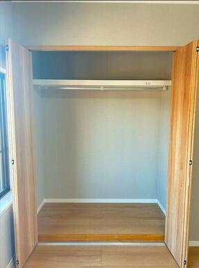 「2F南側洋室」クローゼットがございます。
