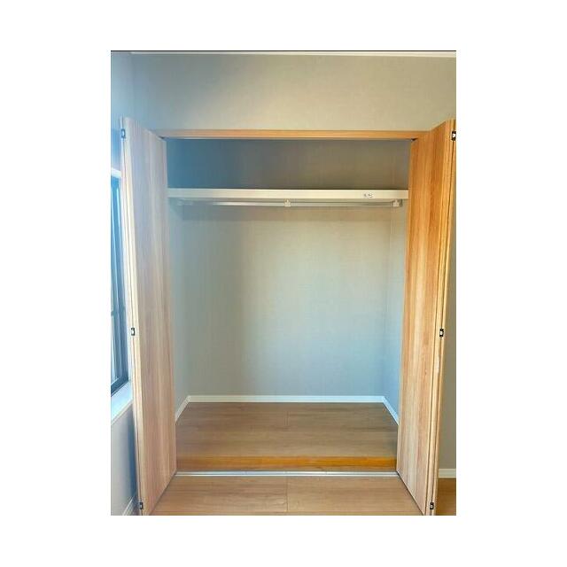 「2F南側洋室」クローゼットがございます。