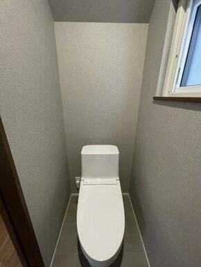 シンプルさとお手入れのしやすさにこだわったトイレは、TOTO ZJを採用。