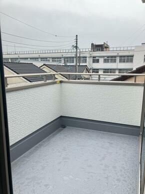 部屋の外と中をつなぐバルコニー、使い方自在！（3号棟）