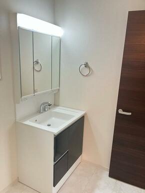 女性のお化粧や男性の身だしなみに洗面台は不可欠（3号棟）