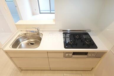 ＴＶを見ながらお料理ができるカウンターキッチンです☆