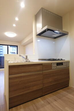 リビングを眺めながらお料理ができるカウンターキッチンです♪