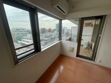 リビングから望むバルコニー