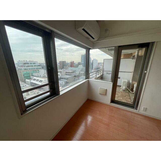 リビングから望むバルコニー