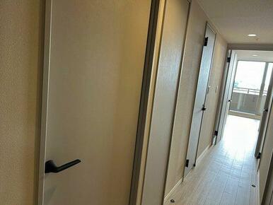 建具取っ手はマッドブラックでスマートな印象