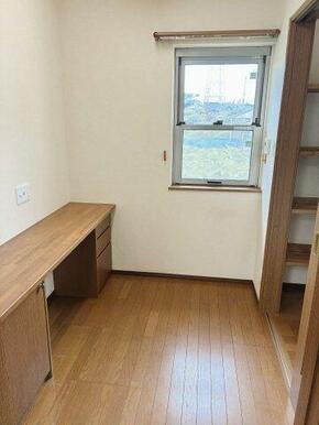 仕事部屋や趣味部屋として使用できる便利な書斎