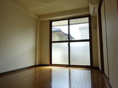 明るい陽射しが差し込む洋室です