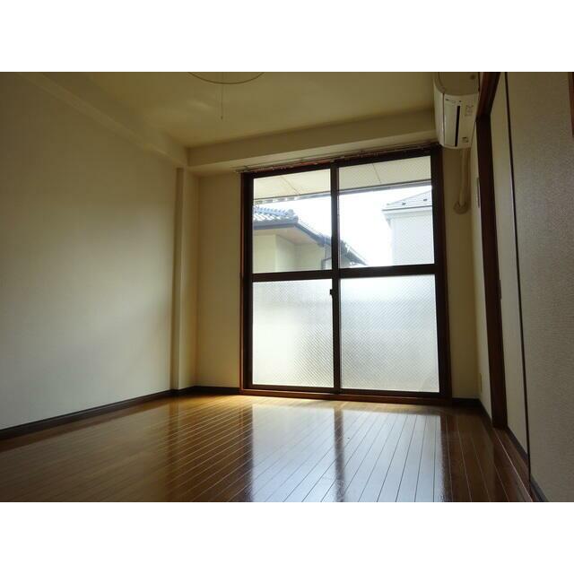 明るい陽射しが差し込む洋室です